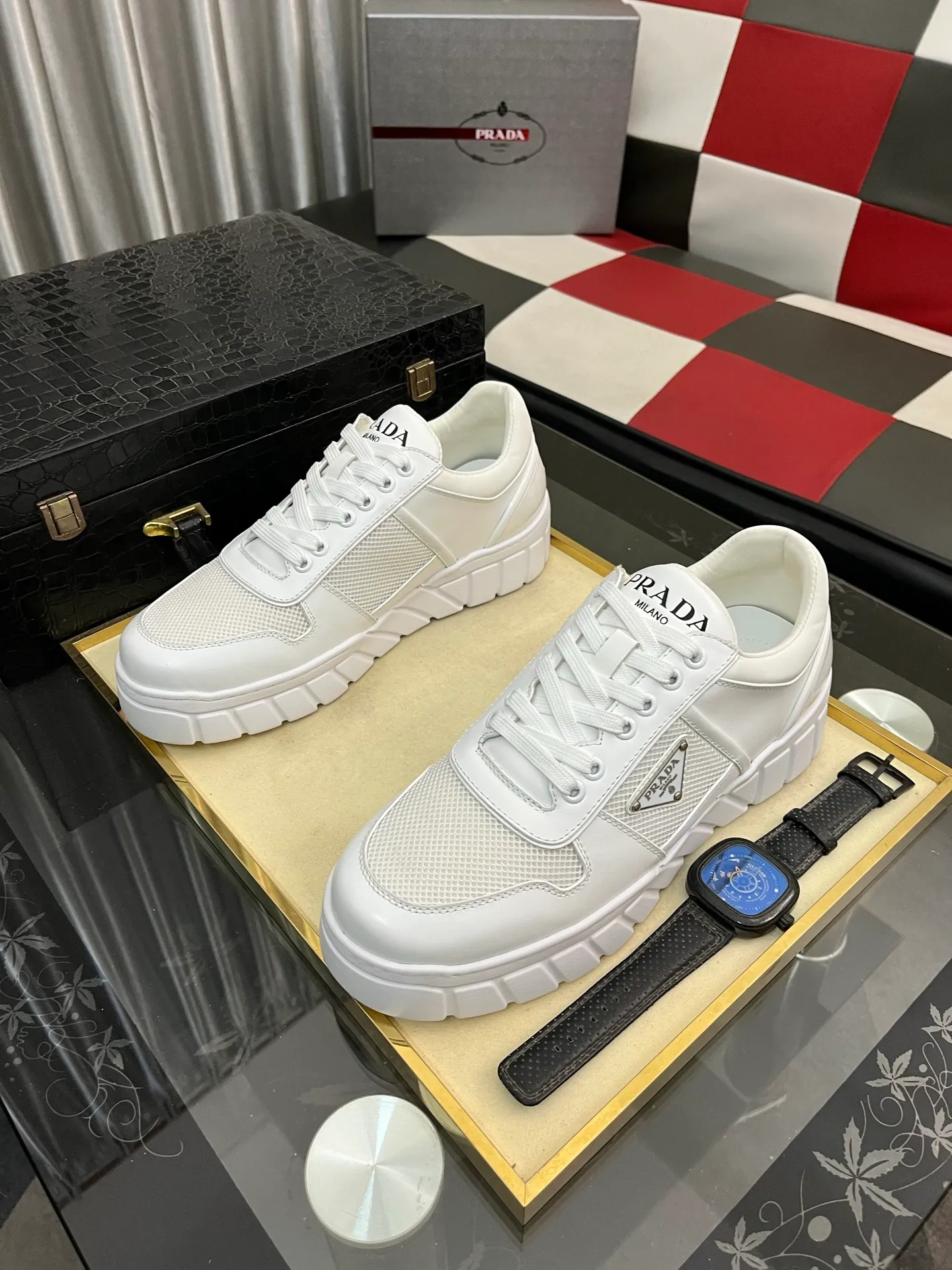 Men's shoes 💰: 560⌚⌚ high version. High-quality new PRADA counters are launched simultaneously. The new men's shoes and 😘 fabrics are selected from first-layer cowhide. Lining: Imported cowhide leather lining. 👍🏿High-end☄️Open-molded non-slip rubber outsole, exquisite lines, simple and elegant, comfortable and high-end for leisure travel. Number of yards: 38 to 44. (Can be customized for 45 non-refundable)